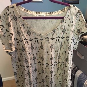 Short sleeve arrow pattern top